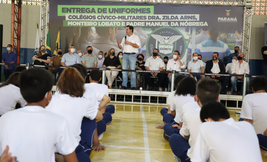 O governador Carlos Massa Ratinho Junior entregou nesta quinta-feira (04) mais 1.837 kits de uniformes para três colégios estaduais cívico-militares (CECM) de Umuarama, no Noroeste do Paraná. Foto:  Umuarama, 04/11/2021 - Foto: Ari Dias/AEN