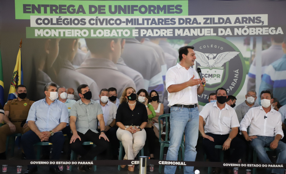 O governador Carlos Massa Ratinho Junior entregou nesta quinta-feira (04) mais 1.837 kits de uniformes para três colégios estaduais cívico-militares (CECM) de Umuarama, no Noroeste do Paraná. Foto:  Umuarama, 04/11/2021 - Foto: Ari Dias/AEN