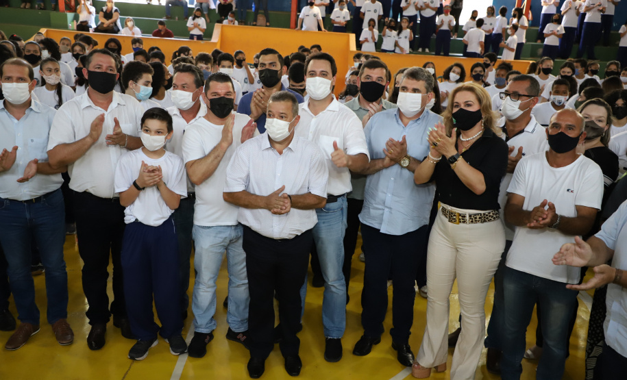 O governador Carlos Massa Ratinho Junior entregou nesta quinta-feira (04) mais 1.837 kits de uniformes para três colégios estaduais cívico-militares (CECM) de Umuarama, no Noroeste do Paraná. Foto:  Umuarama, 04/11/2021 - Foto: Ari Dias/AEN