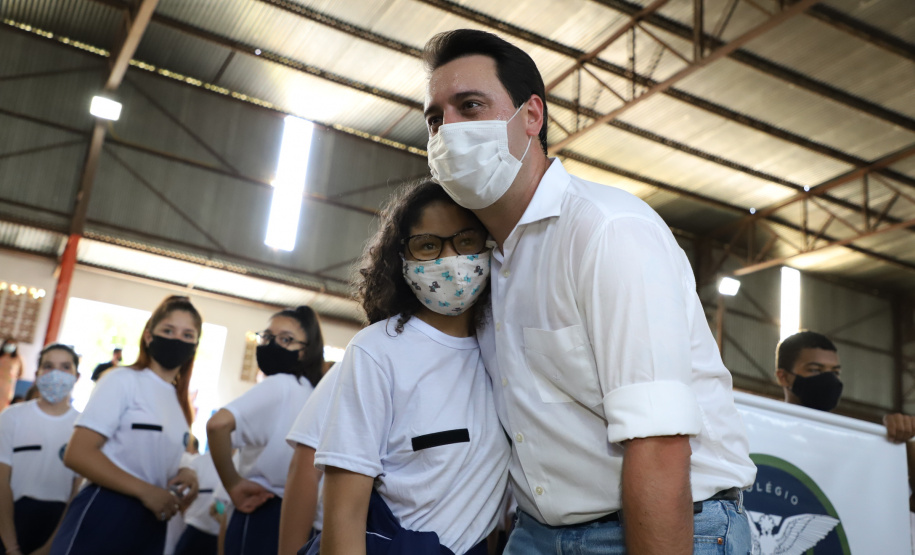 O governador Carlos Massa Ratinho Junior entregou nesta quinta-feira (04) mais 1.837 kits de uniformes para três colégios estaduais cívico-militares (CECM) de Umuarama, no Noroeste do Paraná. Foto:  Umuarama, 04/11/2021 - Foto: Ari Dias/AEN