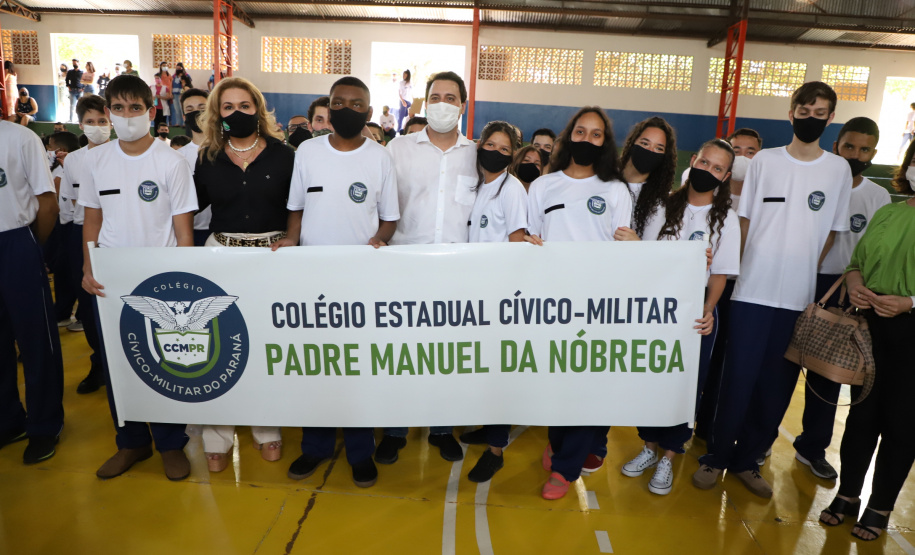 O governador Carlos Massa Ratinho Junior entregou nesta quinta-feira (04) mais 1.837 kits de uniformes para três colégios estaduais cívico-militares (CECM) de Umuarama, no Noroeste do Paraná. Foto:  Umuarama, 04/11/2021 - Foto: Ari Dias/AEN