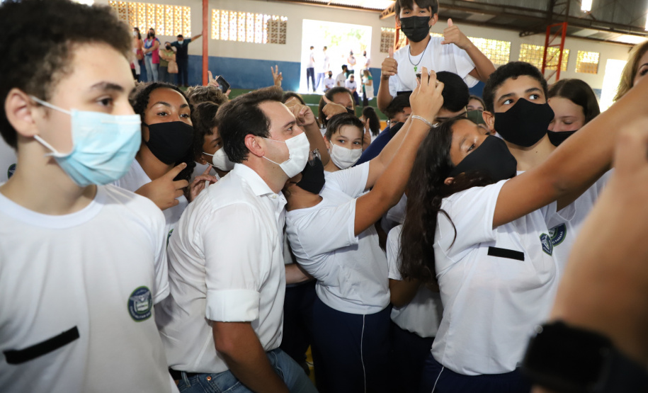 O governador Carlos Massa Ratinho Junior entregou nesta quinta-feira (04) mais 1.837 kits de uniformes para três colégios estaduais cívico-militares (CECM) de Umuarama, no Noroeste do Paraná. Foto:  Umuarama, 04/11/2021 - Foto: Ari Dias/AEN
