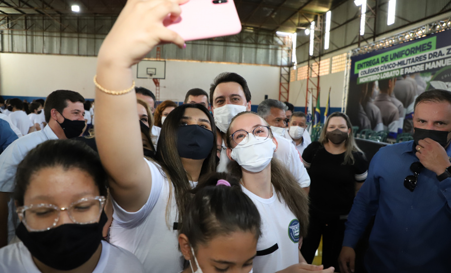 O governador Carlos Massa Ratinho Junior entregou nesta quinta-feira (04) mais 1.837 kits de uniformes para três colégios estaduais cívico-militares (CECM) de Umuarama, no Noroeste do Paraná. Foto:  Umuarama, 04/11/2021 - Foto: Ari Dias/AEN