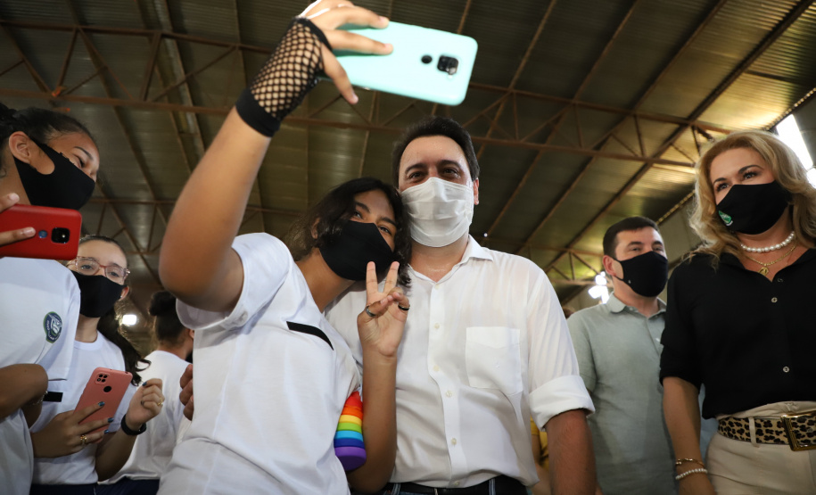 O governador Carlos Massa Ratinho Junior entregou nesta quinta-feira (04) mais 1.837 kits de uniformes para três colégios estaduais cívico-militares (CECM) de Umuarama, no Noroeste do Paraná. Foto:  Umuarama, 04/11/2021 - Foto: Ari Dias/AEN