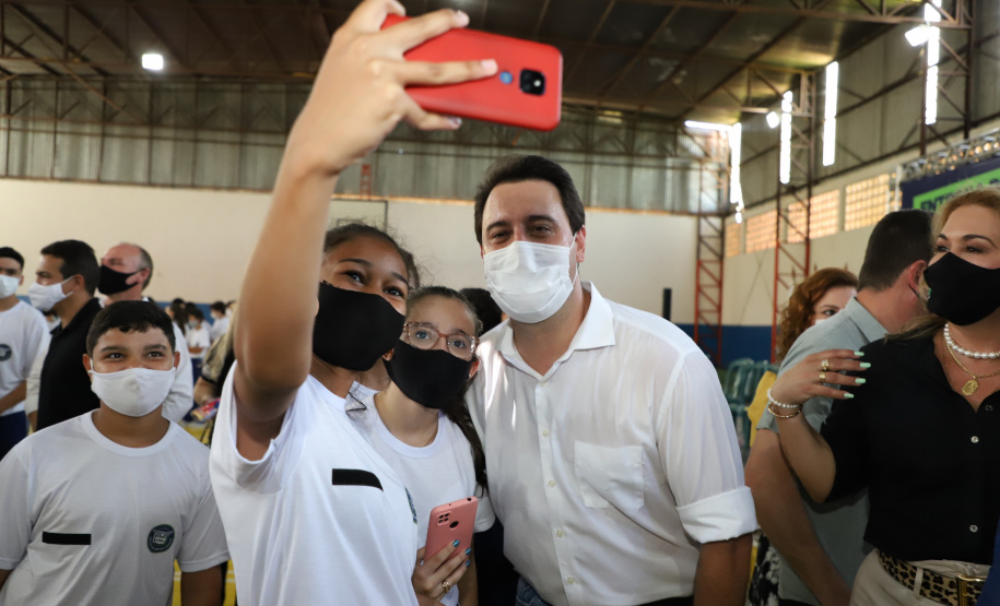 O governador Carlos Massa Ratinho Junior entregou nesta quinta-feira (04) mais 1.837 kits de uniformes para três colégios estaduais cívico-militares (CECM) de Umuarama, no Noroeste do Paraná. Foto:  Umuarama, 04/11/2021 - Foto: Ari Dias/AEN