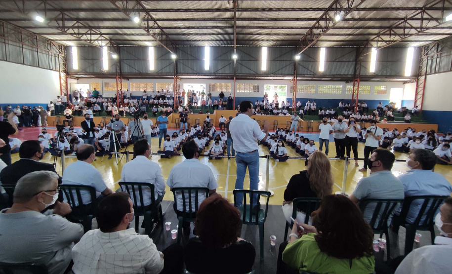 O governador Carlos Massa Ratinho Junior entregou nesta quinta-feira (04) mais 1.837 kits de uniformes para três colégios estaduais cívico-militares (CECM) de Umuarama, no Noroeste do Paraná. Foto: Jonathan Campos/AEN
