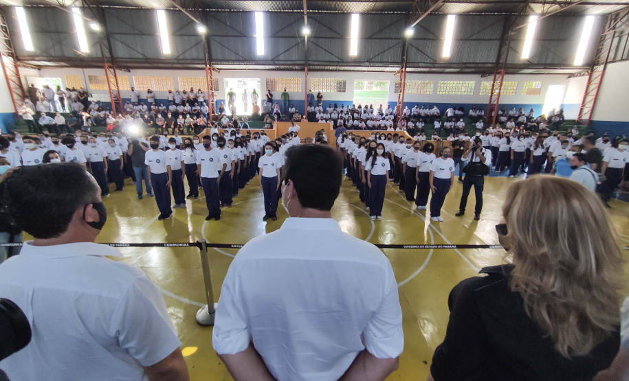 O governador Carlos Massa Ratinho Junior entregou nesta quinta-feira (04) mais 1.837 kits de uniformes para três colégios estaduais cívico-militares (CECM) de Umuarama, no Noroeste do Paraná. Foto: Jonathan Campos/AEN