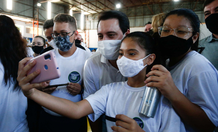 O governador Carlos Massa Ratinho Junior entregou nesta quinta-feira (04) mais 1.837 kits de uniformes para três colégios estaduais cívico-militares (CECM) de Umuarama, no Noroeste do Paraná. Foto: Jonathan Campos/AEN