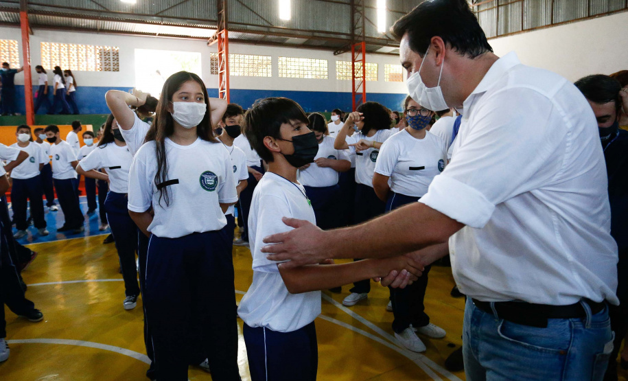 O governador Carlos Massa Ratinho Junior entregou nesta quinta-feira (04) mais 1.837 kits de uniformes para três colégios estaduais cívico-militares (CECM) de Umuarama, no Noroeste do Paraná. Foto: Jonathan Campos/AEN