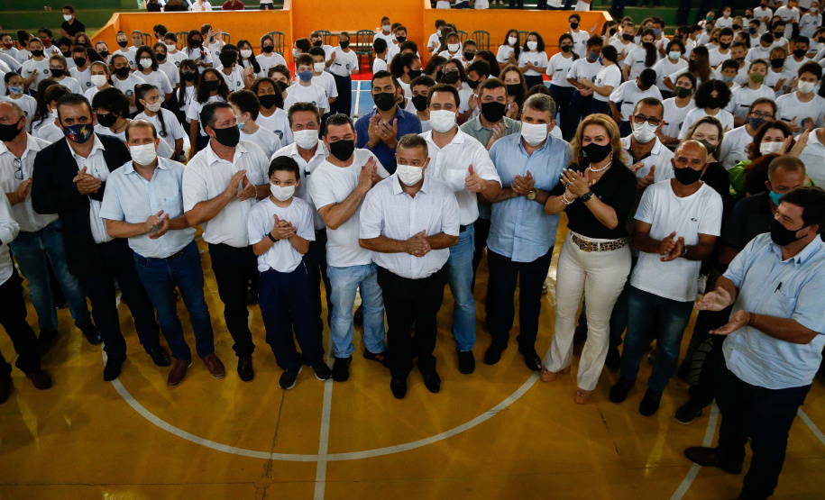 O governador Carlos Massa Ratinho Junior entregou nesta quinta-feira (04) mais 1.837 kits de uniformes para três colégios estaduais cívico-militares (CECM) de Umuarama, no Noroeste do Paraná. Foto: Jonathan Campos/AEN