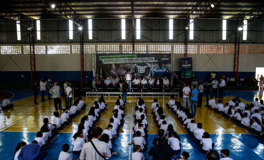 O governador Carlos Massa Ratinho Junior entregou nesta quinta-feira (04) mais 1.837 kits de uniformes para três colégios estaduais cívico-militares (CECM) de Umuarama, no Noroeste do Paraná. Foto: Jonathan Campos/AEN
