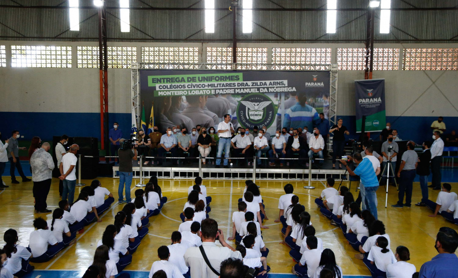 O governador Carlos Massa Ratinho Junior entregou nesta quinta-feira (04) mais 1.837 kits de uniformes para três colégios estaduais cívico-militares (CECM) de Umuarama, no Noroeste do Paraná. Foto: Jonathan Campos/AEN