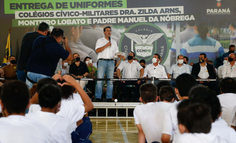 O governador Carlos Massa Ratinho Junior entregou nesta quinta-feira (04) mais 1.837 kits de uniformes para três colégios estaduais cívico-militares (CECM) de Umuarama, no Noroeste do Paraná. Foto: Jonathan Campos/AEN