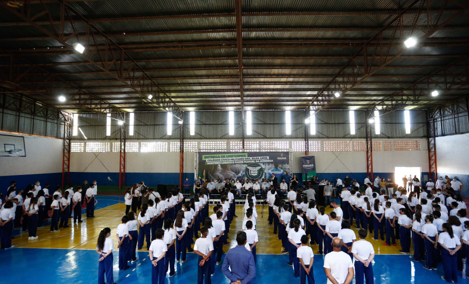 O governador Carlos Massa Ratinho Junior entregou nesta quinta-feira (04) mais 1.837 kits de uniformes para três colégios estaduais cívico-militares (CECM) de Umuarama, no Noroeste do Paraná. Foto: Jonathan Campos/AEN