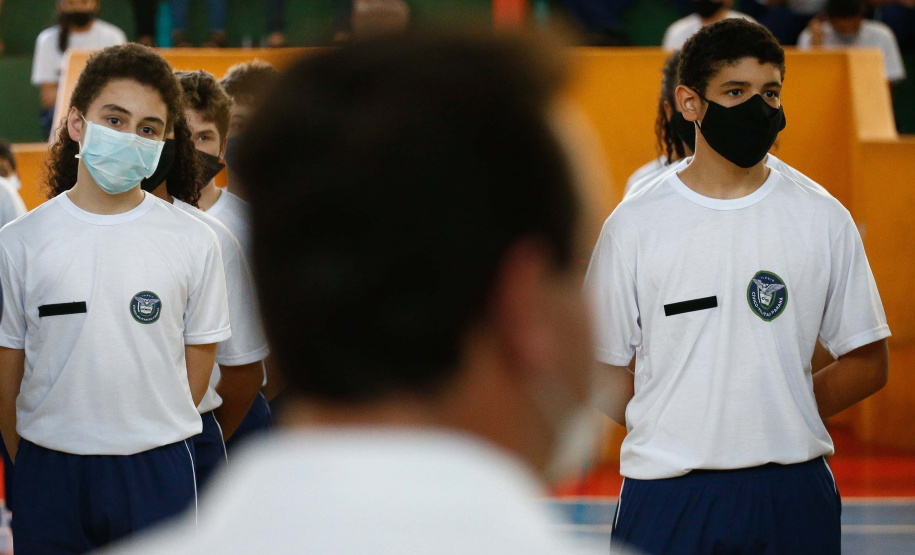 O governador Carlos Massa Ratinho Junior entregou nesta quinta-feira (04) mais 1.837 kits de uniformes para três colégios estaduais cívico-militares (CECM) de Umuarama, no Noroeste do Paraná. Foto: Jonathan Campos/AEN