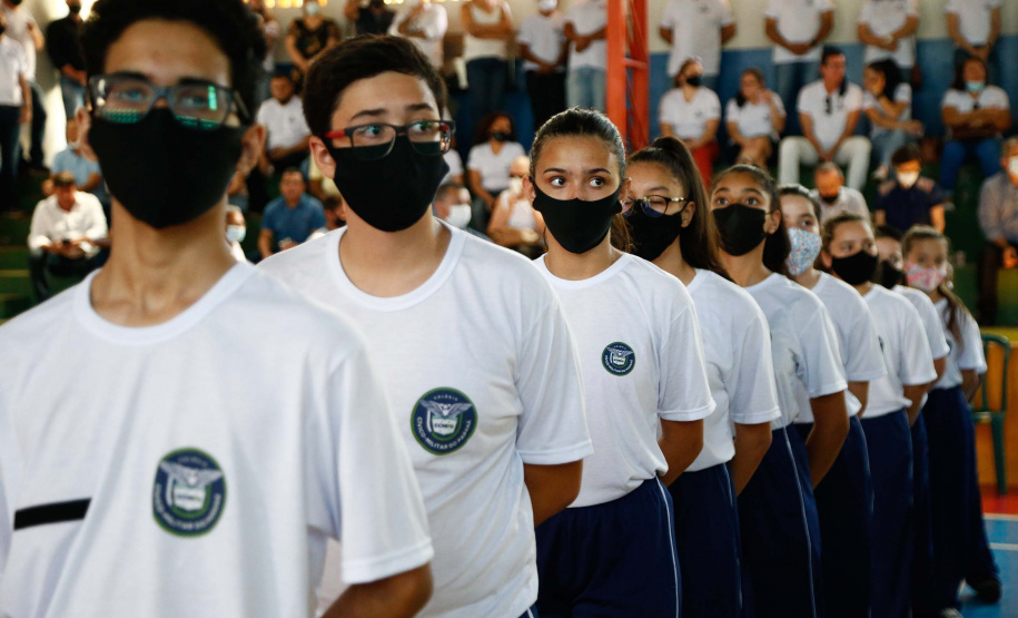 O governador Carlos Massa Ratinho Junior entregou nesta quinta-feira (04) mais 1.837 kits de uniformes para três colégios estaduais cívico-militares (CECM) de Umuarama, no Noroeste do Paraná. Foto: Jonathan Campos/AEN
