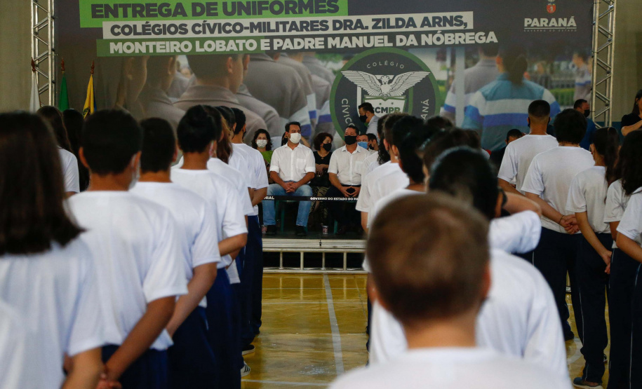 O governador Carlos Massa Ratinho Junior entregou nesta quinta-feira (04) mais 1.837 kits de uniformes para três colégios estaduais cívico-militares (CECM) de Umuarama, no Noroeste do Paraná. Foto: Jonathan Campos/AEN