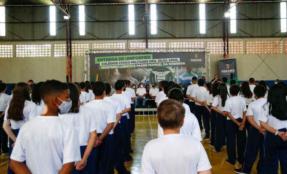 O governador Carlos Massa Ratinho Junior entregou nesta quinta-feira (04) mais 1.837 kits de uniformes para três colégios estaduais cívico-militares (CECM) de Umuarama, no Noroeste do Paraná. Foto: Jonathan Campos/AEN