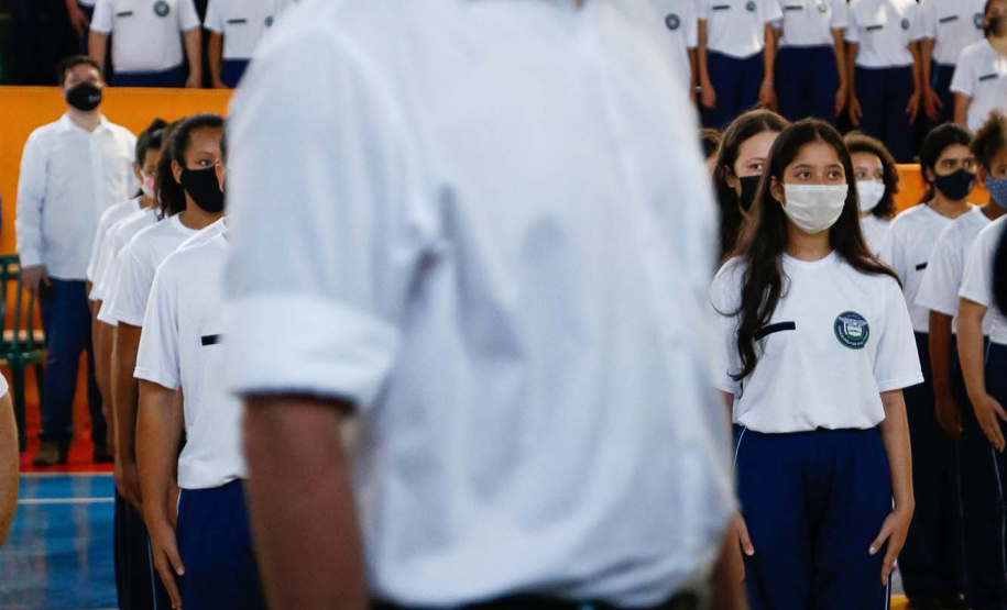 O governador Carlos Massa Ratinho Junior entregou nesta quinta-feira (04) mais 1.837 kits de uniformes para três colégios estaduais cívico-militares (CECM) de Umuarama, no Noroeste do Paraná. Foto: Jonathan Campos/AEN