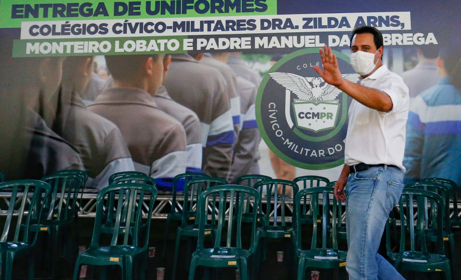 O governador Carlos Massa Ratinho Junior entregou nesta quinta-feira (04) mais 1.837 kits de uniformes para três colégios estaduais cívico-militares (CECM) de Umuarama, no Noroeste do Paraná. Foto: Jonathan Campos/AEN