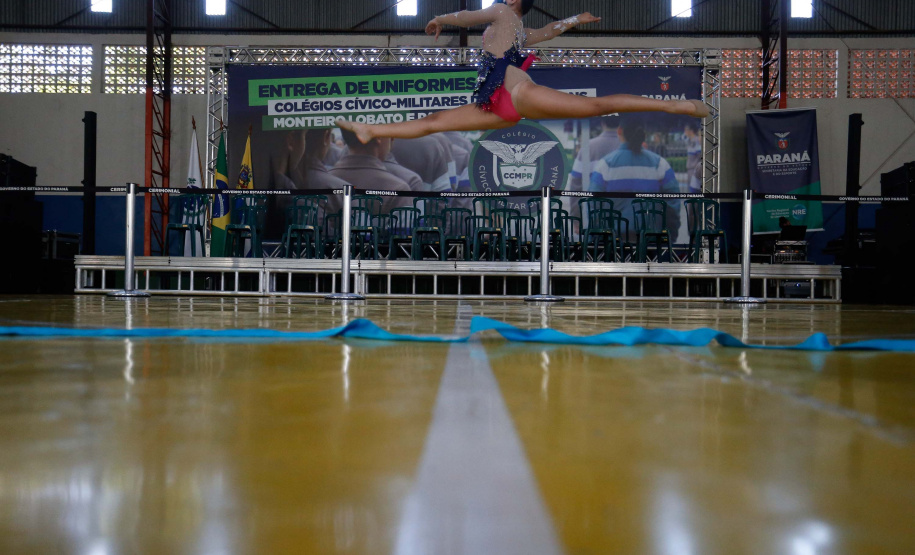 O governador Carlos Massa Ratinho Junior entregou nesta quinta-feira (04) mais 1.837 kits de uniformes para três colégios estaduais cívico-militares (CECM) de Umuarama, no Noroeste do Paraná. Foto: Jonathan Campos/AEN