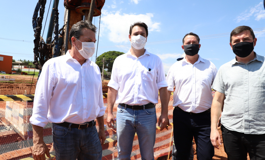 As obras de modernização do Trevo Gauchão, em Umuarama, chegaram a um terço de execução. O governador Carlos Massa Ratinho Junior vistoriou nesta quinta-feira (04) o projeto que vai resolver um dos principais gargalos logísticos do Noroeste paranaense. - Umuarama, 04/11/2021 - Foto:  Ari Dias/AEN