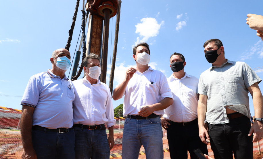 As obras de modernização do Trevo Gauchão, em Umuarama, chegaram a um terço de execução. O governador Carlos Massa Ratinho Junior vistoriou nesta quinta-feira (04) o projeto que vai resolver um dos principais gargalos logísticos do Noroeste paranaense. - Umuarama, 04/11/2021 - Foto:  Ari Dias/AEN