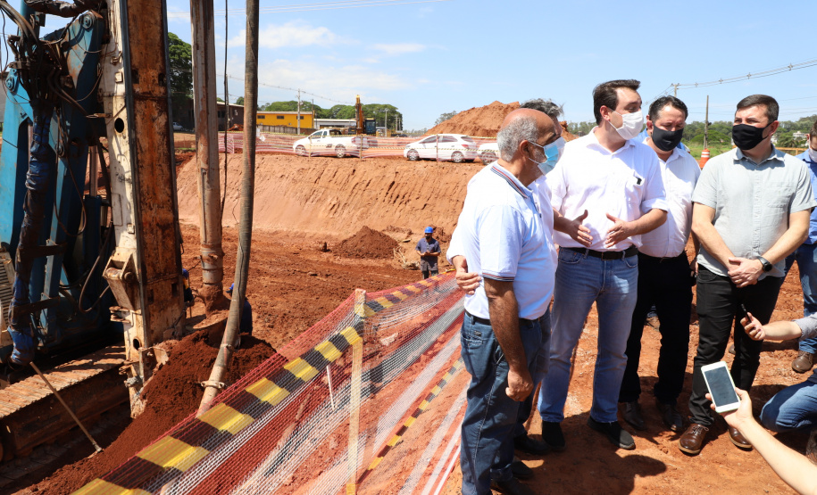 As obras de modernização do Trevo Gauchão, em Umuarama, chegaram a um terço de execução. O governador Carlos Massa Ratinho Junior vistoriou nesta quinta-feira (04) o projeto que vai resolver um dos principais gargalos logísticos do Noroeste paranaense. - Umuarama, 04/11/2021 - Foto:  Ari Dias/AEN