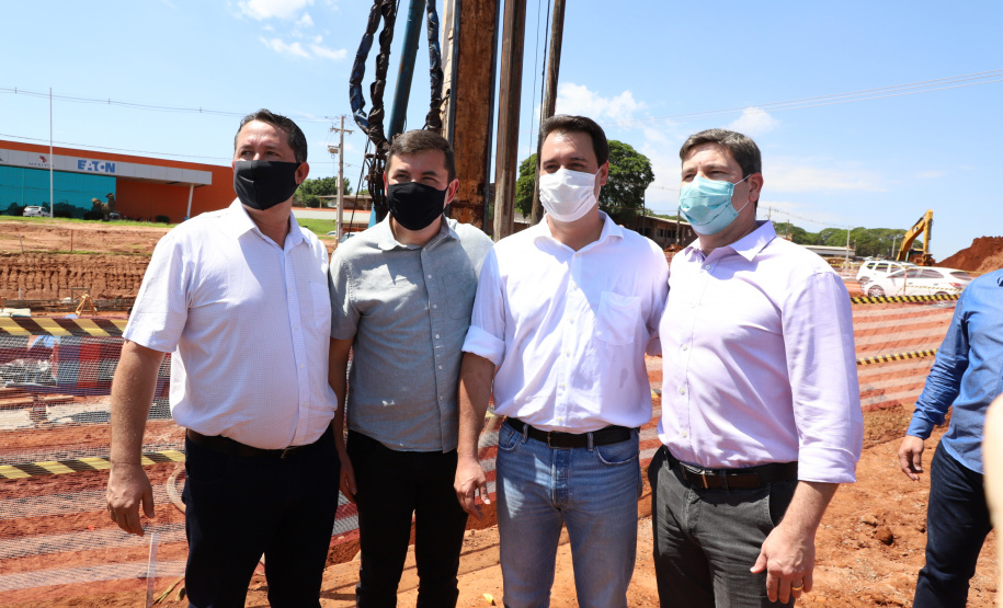 As obras de modernização do Trevo Gauchão, em Umuarama, chegaram a um terço de execução. O governador Carlos Massa Ratinho Junior vistoriou nesta quinta-feira (04) o projeto que vai resolver um dos principais gargalos logísticos do Noroeste paranaense. - Umuarama, 04/11/2021 - Foto:  Ari Dias/AEN