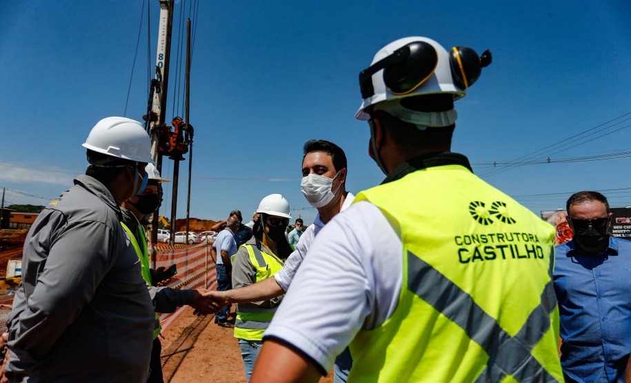 As obras de modernização do Trevo Gauchão, em Umuarama, chegaram a um terço de execução. O governador Carlos Massa Ratinho Junior vistoriou nesta quinta-feira (04) o projeto que vai resolver um dos principais gargalos logísticos do Noroeste paranaense. Foto: Jonathan Campos/AEN