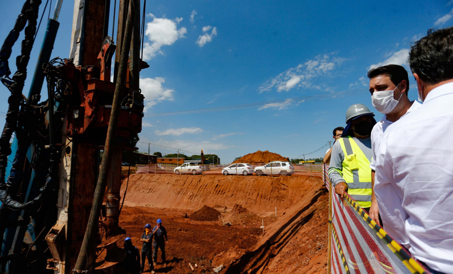 As obras de modernização do Trevo Gauchão, em Umuarama, chegaram a um terço de execução. O governador Carlos Massa Ratinho Junior vistoriou nesta quinta-feira (04) o projeto que vai resolver um dos principais gargalos logísticos do Noroeste paranaense. Foto: Jonathan Campos/AEN