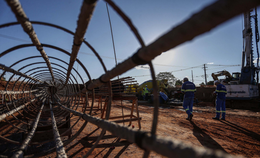 As obras de modernização do Trevo Gauchão, em Umuarama, chegaram a um terço de execução. O governador Carlos Massa Ratinho Junior vistoriou nesta quinta-feira (04) o projeto que vai resolver um dos principais gargalos logísticos do Noroeste paranaense. Foto: Jonathan Campos/AEN