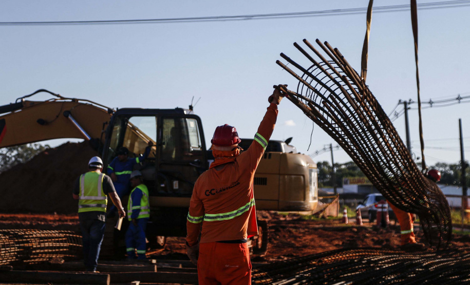 As obras de modernização do Trevo Gauchão, em Umuarama, chegaram a um terço de execução. O governador Carlos Massa Ratinho Junior vistoriou nesta quinta-feira (04) o projeto que vai resolver um dos principais gargalos logísticos do Noroeste paranaense. Foto: Jonathan Campos/AEN