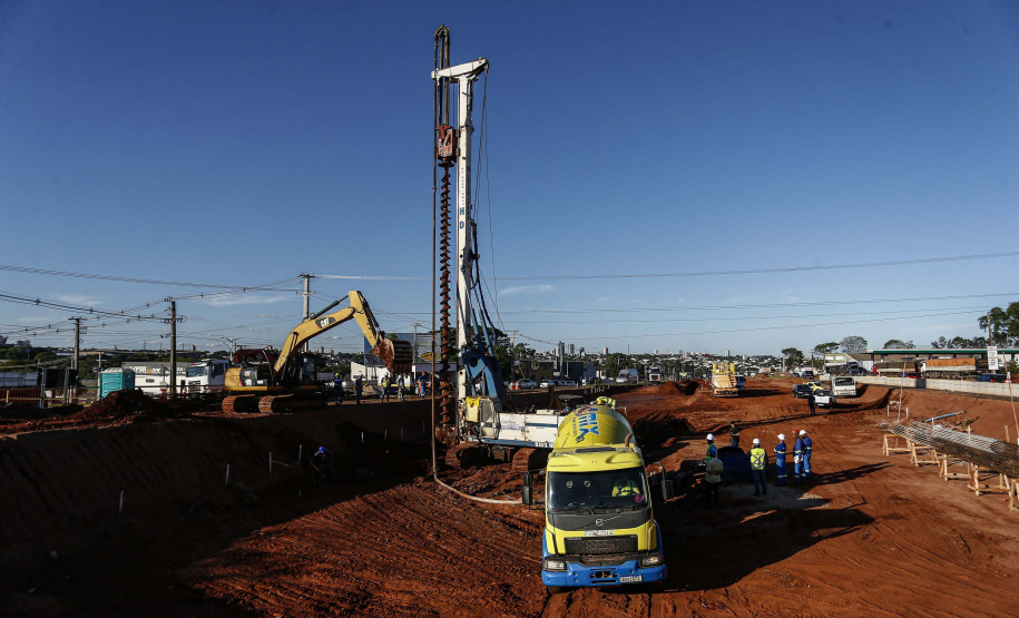 As obras de modernização do Trevo Gauchão, em Umuarama, chegaram a um terço de execução. O governador Carlos Massa Ratinho Junior vistoriou nesta quinta-feira (04) o projeto que vai resolver um dos principais gargalos logísticos do Noroeste paranaense. Foto: Jonathan Campos/AEN