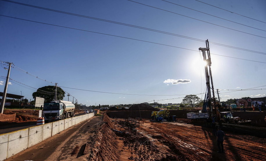 As obras de modernização do Trevo Gauchão, em Umuarama, chegaram a um terço de execução. O governador Carlos Massa Ratinho Junior vistoriou nesta quinta-feira (04) o projeto que vai resolver um dos principais gargalos logísticos do Noroeste paranaense. Foto: Jonathan Campos/AEN
