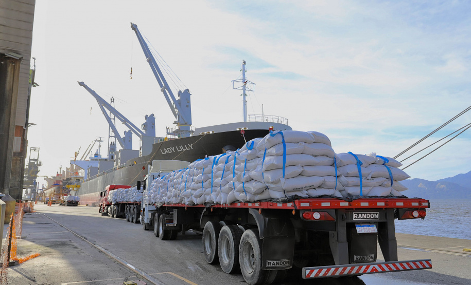 No berço 202 do Porto de Paranaguá, o navio Lady Lilly recebe uma carga inédita de gergelim em sacas. O produto nacional, que segue para exportação, é estivado direto nos cinco porões da embarcação. Em média, cada espaço vai levar cerca de 4 mil toneladas da semente, totalizando um embarque de 20 mil toneladas que têm como destino a Guatemala. - Paranaguá, 04/11/2021 - Foto: Cláudio Neves/Portos do Paraná