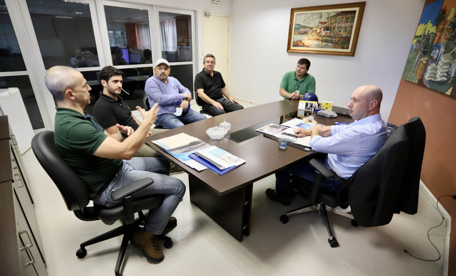 No berço 202 do Porto de Paranaguá, o navio Lady Lilly recebe uma carga inédita de gergelim em sacas. O produto nacional, que segue para exportação, é estivado direto nos cinco porões da embarcação. Em média, cada espaço vai levar cerca de 4 mil toneladas da semente, totalizando um embarque de 20 mil toneladas que têm como destino a Guatemala. - Paranaguá, 04/11/2021 - Foto: Cláudio Neves/Portos do Paraná