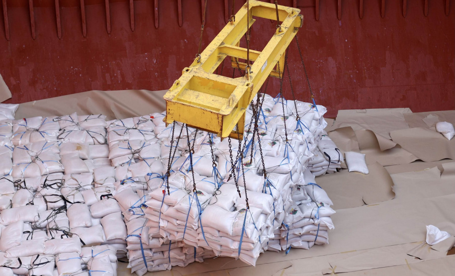 No berço 202 do Porto de Paranaguá, o navio Lady Lilly recebe uma carga inédita de gergelim em sacas. O produto nacional, que segue para exportação, é estivado direto nos cinco porões da embarcação. Em média, cada espaço vai levar cerca de 4 mil toneladas da semente, totalizando um embarque de 20 mil toneladas que têm como destino a Guatemala. - Paranaguá, 04/11/2021 - Foto: Cláudio Neves/Portos do Paraná