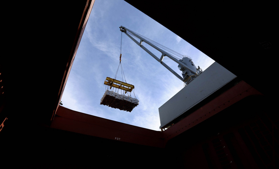 No berço 202 do Porto de Paranaguá, o navio Lady Lilly recebe uma carga inédita de gergelim em sacas. O produto nacional, que segue para exportação, é estivado direto nos cinco porões da embarcação. Em média, cada espaço vai levar cerca de 4 mil toneladas da semente, totalizando um embarque de 20 mil toneladas que têm como destino a Guatemala. - Paranaguá, 04/11/2021 - Foto: Cláudio Neves/Portos do Paraná