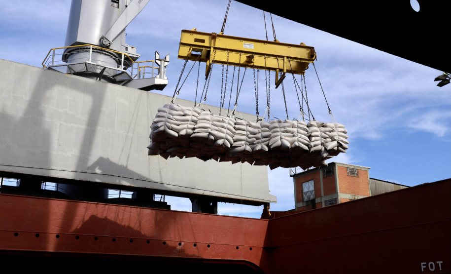 No berço 202 do Porto de Paranaguá, o navio Lady Lilly recebe uma carga inédita de gergelim em sacas. O produto nacional, que segue para exportação, é estivado direto nos cinco porões da embarcação. Em média, cada espaço vai levar cerca de 4 mil toneladas da semente, totalizando um embarque de 20 mil toneladas que têm como destino a Guatemala. - Paranaguá, 04/11/2021 - Foto: Cláudio Neves/Portos do Paraná