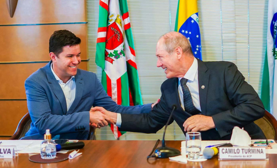 O chefe da Casa Civil do Paraná, Guto Silva, e o secretário estadual de Justiça, Família e Trabalho, Ney Leprevost, apresentaram nesta quinta-feira (4) o programa Cartão Futuro a empresários da Associação Comercial do Paraná (ACP). Foto: Guilherme Flores/Casa Civil