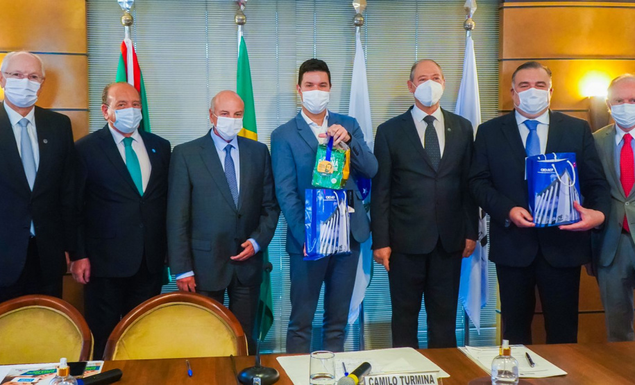 O chefe da Casa Civil do Paraná, Guto Silva, e o secretário estadual de Justiça, Família e Trabalho, Ney Leprevost, apresentaram nesta quinta-feira (4) o programa Cartão Futuro a empresários da Associação Comercial do Paraná (ACP). Foto: Guilherme Flores/Casa Civil