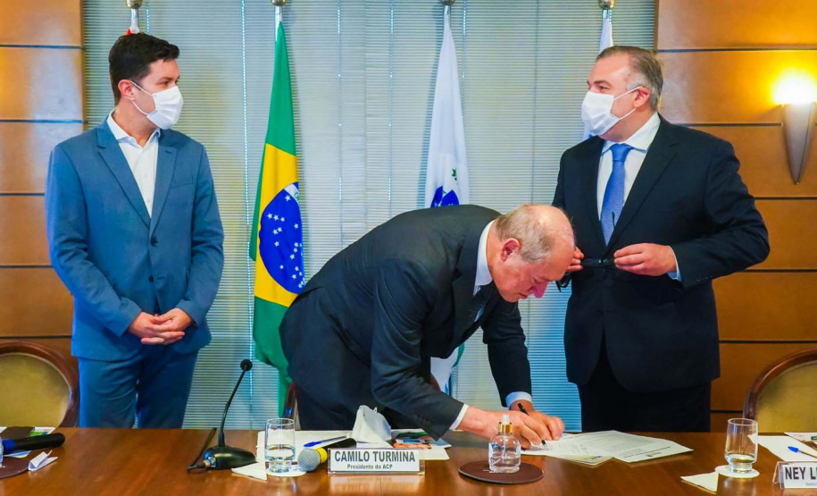 O chefe da Casa Civil do Paraná, Guto Silva, e o secretário estadual de Justiça, Família e Trabalho, Ney Leprevost, apresentaram nesta quinta-feira (4) o programa Cartão Futuro a empresários da Associação Comercial do Paraná (ACP). Foto: Guilherme Flores/Casa Civil