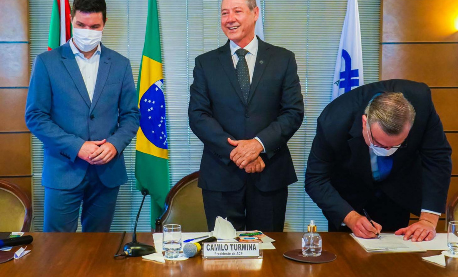 O chefe da Casa Civil do Paraná, Guto Silva, e o secretário estadual de Justiça, Família e Trabalho, Ney Leprevost, apresentaram nesta quinta-feira (4) o programa Cartão Futuro a empresários da Associação Comercial do Paraná (ACP). Foto: Guilherme Flores/Casa Civil