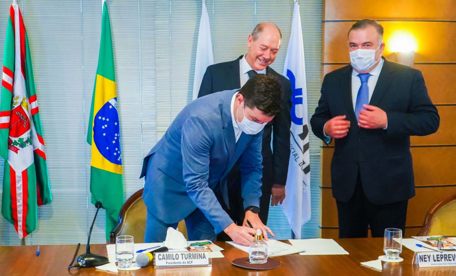 O chefe da Casa Civil do Paraná, Guto Silva, e o secretário estadual de Justiça, Família e Trabalho, Ney Leprevost, apresentaram nesta quinta-feira (4) o programa Cartão Futuro a empresários da Associação Comercial do Paraná (ACP). Foto: Guilherme Flores/Casa Civil