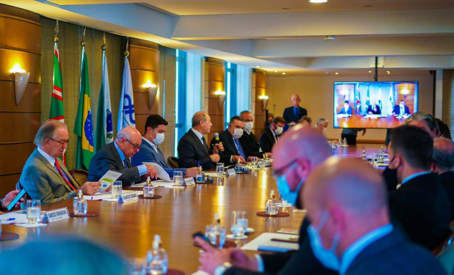 O chefe da Casa Civil do Paraná, Guto Silva, e o secretário estadual de Justiça, Família e Trabalho, Ney Leprevost, apresentaram nesta quinta-feira (4) o programa Cartão Futuro a empresários da Associação Comercial do Paraná (ACP). Foto: Guilherme Flores/Casa Civil