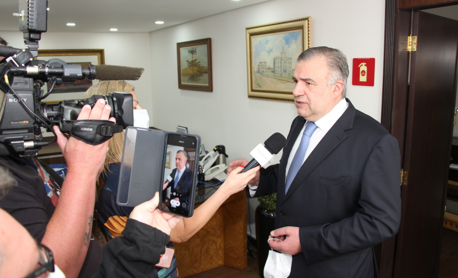 O chefe da Casa Civil do Paraná, Guto Silva, e o secretário estadual de Justiça, Família e Trabalho, Ney Leprevost, apresentaram nesta quinta-feira (4) o programa Cartão Futuro a empresários da Associação Comercial do Paraná (ACP). Foto: SEJUF