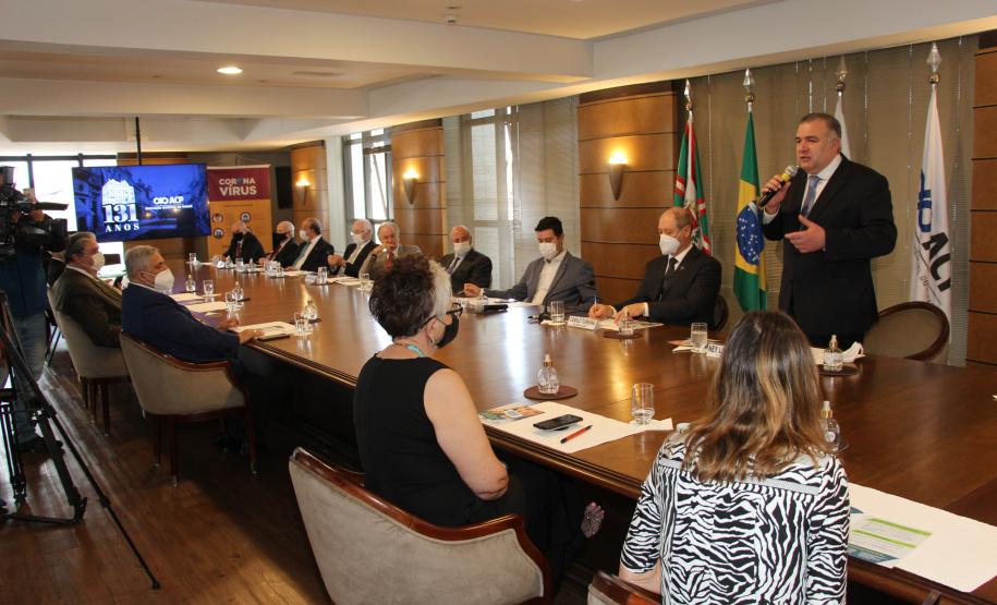 O chefe da Casa Civil do Paraná, Guto Silva, e o secretário estadual de Justiça, Família e Trabalho, Ney Leprevost, apresentaram nesta quinta-feira (4) o programa Cartão Futuro a empresários da Associação Comercial do Paraná (ACP). Foto: SEJUF