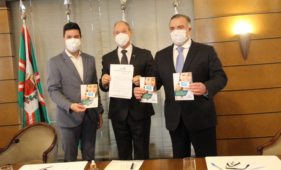 O chefe da Casa Civil do Paraná, Guto Silva, e o secretário estadual de Justiça, Família e Trabalho, Ney Leprevost, apresentaram nesta quinta-feira (4) o programa Cartão Futuro a empresários da Associação Comercial do Paraná (ACP). Foto: SEJUF