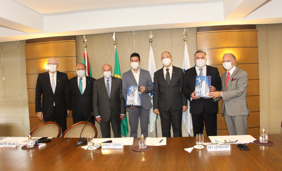 O chefe da Casa Civil do Paraná, Guto Silva, e o secretário estadual de Justiça, Família e Trabalho, Ney Leprevost, apresentaram nesta quinta-feira (4) o programa Cartão Futuro a empresários da Associação Comercial do Paraná (ACP). Foto: SEJUF